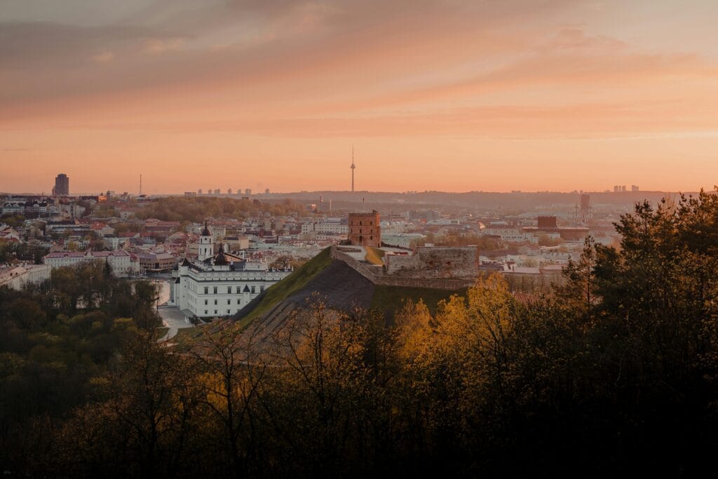 Zamek Giedymina w Wilnie o zachodzie słońca