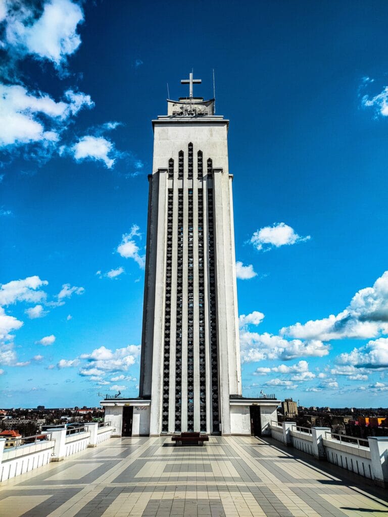 Kościół Zmartwychwstania Pańskiego w Kownie – nowoczesna architektura sakralna