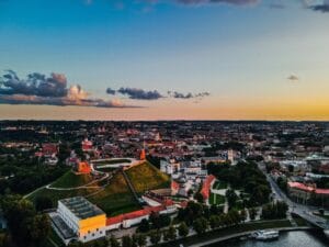 Panorama Wilna o zachodzie słońca z Wieżą Giedymina