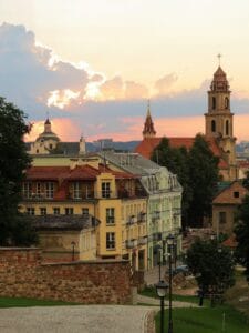 Zachód słońca nad Wilnem – urokliwy widok starego miasta