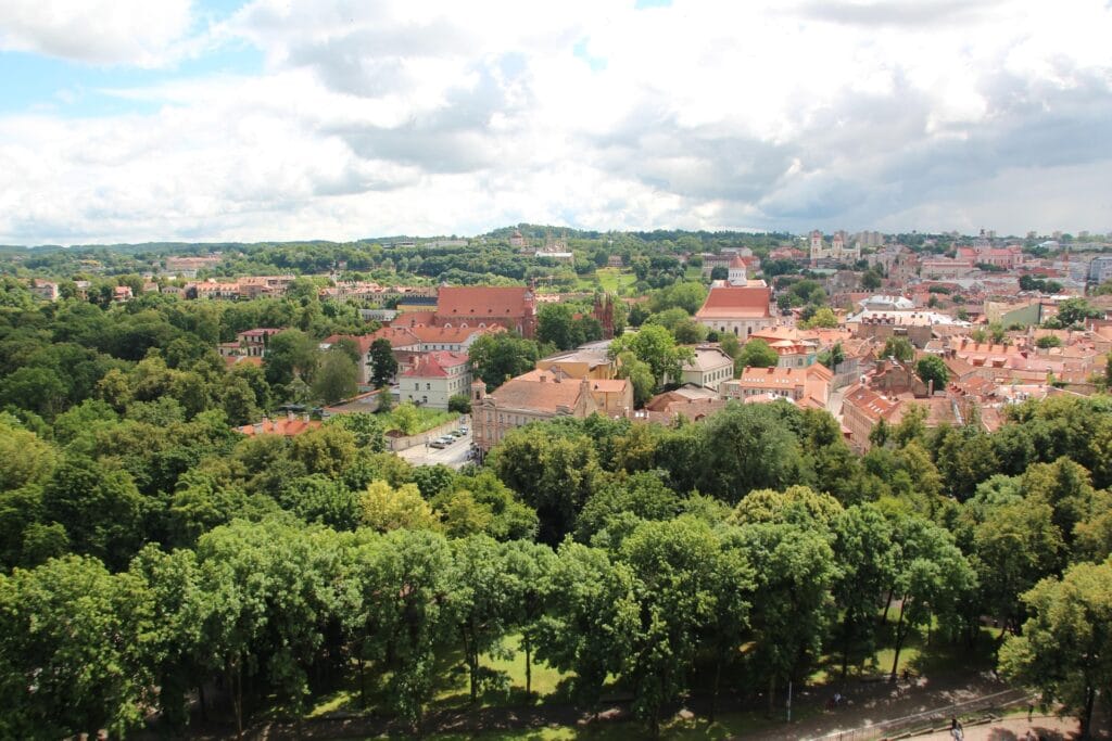 Widok na starówkę Wilna z zielonego wzgórza
